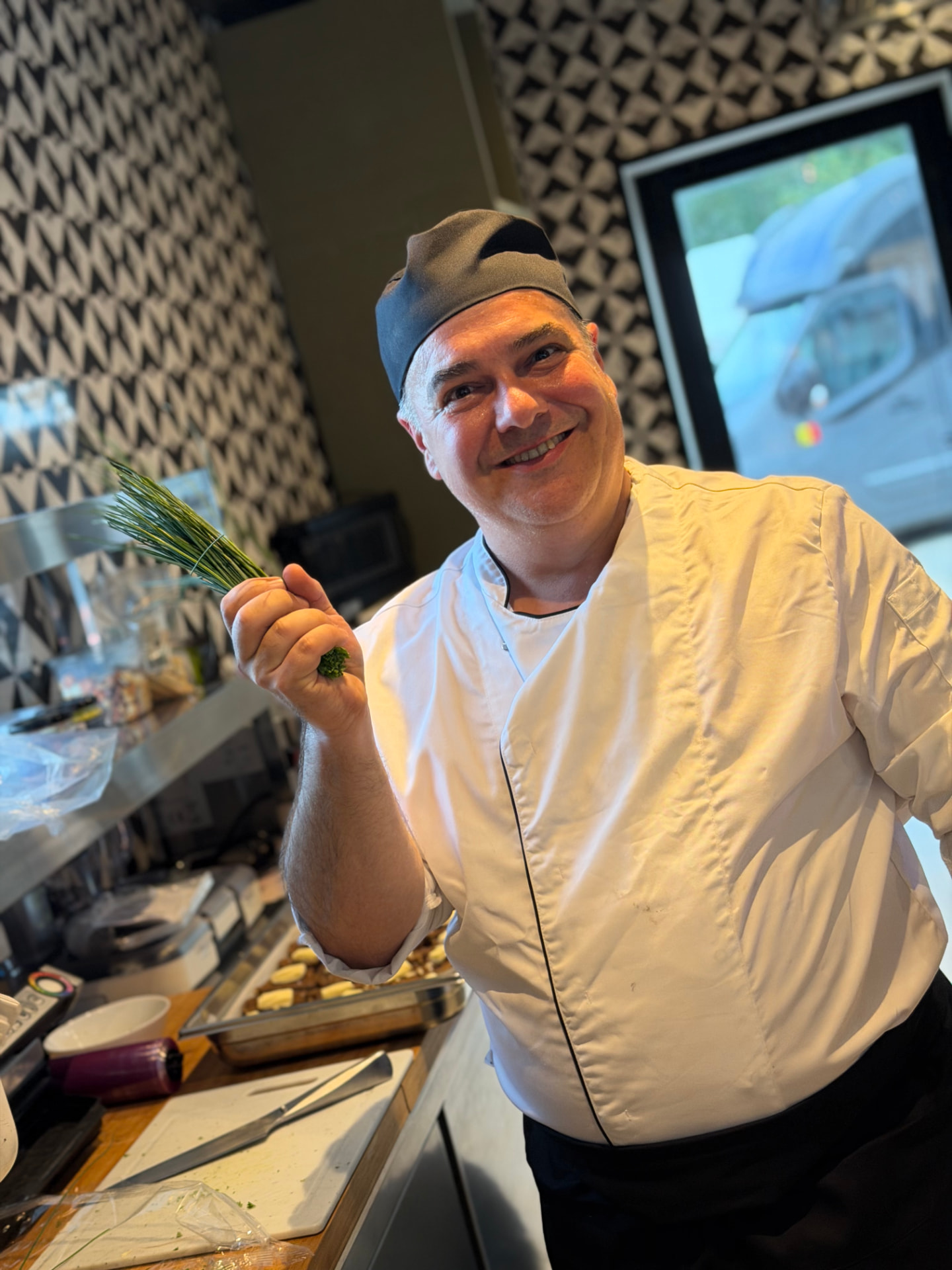 De chef van The Hub71 in de keuken met verse kruiden
