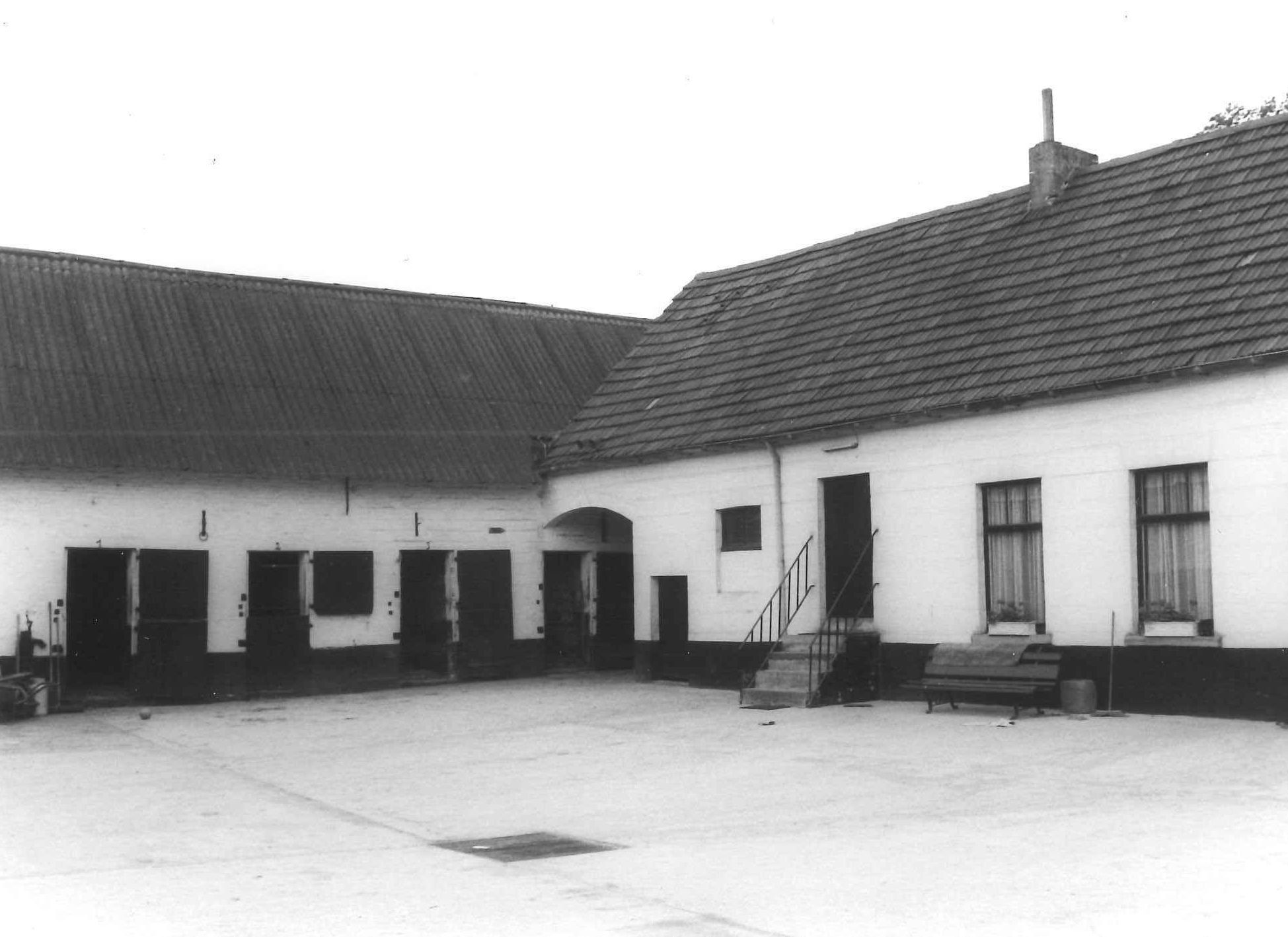 De binnenkoer met paardenstallen van De Vinkemolen, historische foto