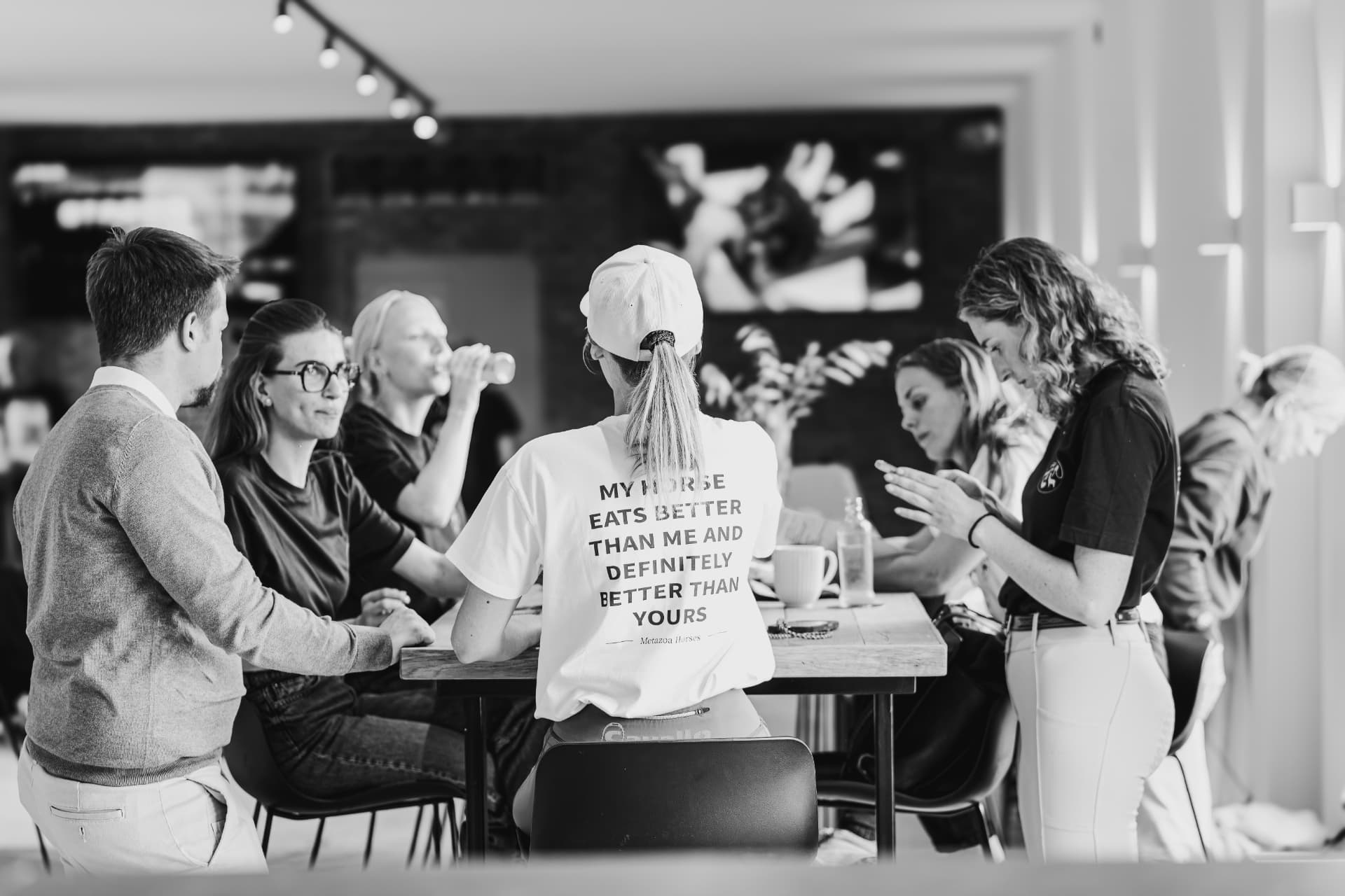 Gasten aan tafel in de zaal van The Hub71